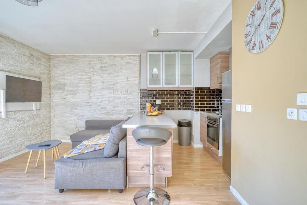 Charmant Studio Avec Terrasse Et Parking Corbeil-Essonnes Zewnętrze zdjęcie